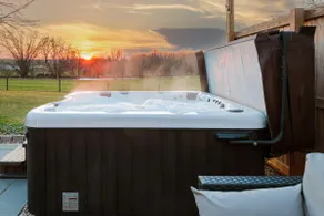 20 min to Sight& Sound*game room*patio*hot tub - Image 4