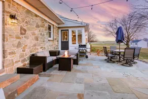 20 min to Sight& Sound*game room*patio*hot tub - Image 5