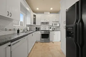Bright Family Home near Burnaby - Image 2