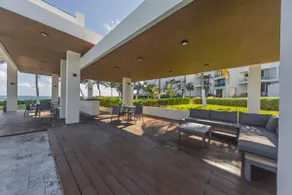 Beachfront Bliss - Spacious 4-Bed with Ocean View - Image 4