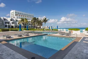 Beachfront Bliss - Spacious 4-Bed with Ocean View - Image 3