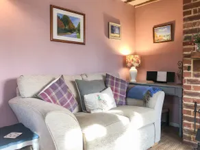 Cottage with barbeque & garden | River view - Image 3