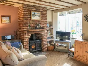 Cottage with barbeque & garden | River view - Image 2