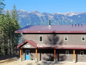 Stay Golden- Monashee House. sleeps 10, hot tub - Image 2