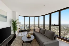 Lovely 3BR Apt with Panoramic Views, FREE Parking - Image 2