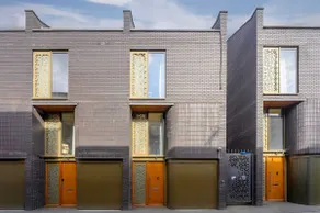 4 Bed Canal St Villa Free Parking - Image 2