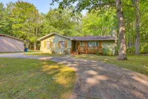 Houghton Lake Cottage Escape w/ Patio! - Image 3