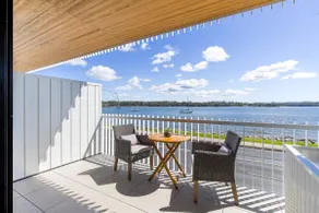 Elegant Bay Side 1-Bed Apartment with Views - Image 2
