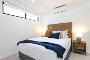 Elegant Bay Side 1-Bed Apartment with Views - Image 4