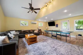 Spacious Home Hot Tub 2 Living Rooms Pets OK - Image 3
