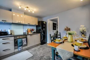 Three Bedroom House in Runcorn Close To The Lake with Parking - Image 2