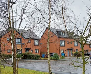 Three Bedroom House in Runcorn Close To The Lake with Parking - Image 5