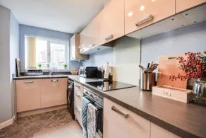 Three Bedroom House in Runcorn Close To The Lake with Parking - Image 3