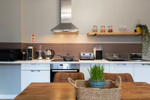 Charming & Comfy Apartment | Great Location! - Image 2