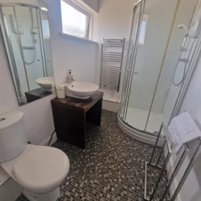 Large apartment-Bathroom with shower-Patio-Wi-Fi - Image 2