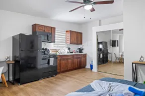 Stylish Burbank Guesthouse near Studios – King Bed - Image 4