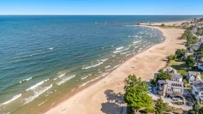 Spacious Family Retreat with Private Beach Access - Image 5
