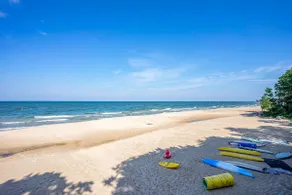 Spacious Family Retreat with Private Beach Access - Image 4