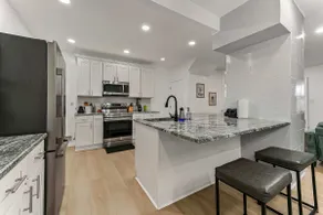 Modern Wilmington Retreat | FREE Parking - Image 5