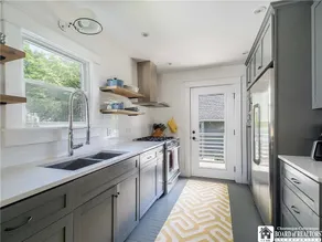 Modern Lake House - Image 2