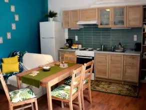 Chrismma 1-Bed Apt with Private Yard & Parking - Image 2
