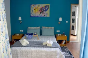 Chrismma 1-Bed Apt with Private Yard & Parking - Image 3