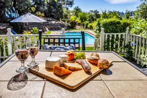 Healdsburg Farmhouse. Pool, spa, BBQ. Sleeps 10 - Image 2
