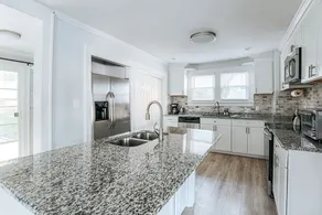 Cozy Craftsman: Newly Renovated/Downtown Staunton - Image 4