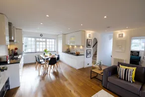 Lovely 2-bedroom apartment, free parking & garden - Image 2