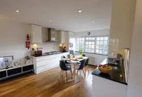 Lovely 2-bedroom apartment, free parking & garden - Image 3