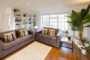 Lovely 2-bedroom apartment, free parking & garden - Image 4