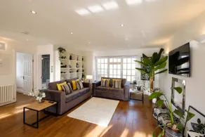 Lovely 2-bedroom apartment, free parking & garden - Image 5