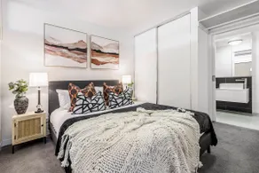 Tropical courtyard sanctuary near Glenferrie Rd - Image 5