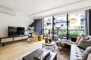 Tropical courtyard sanctuary near Glenferrie Rd - Image 2