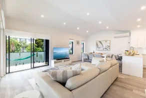 Beach Haven 3a Messines Street 4 Minute walk to the beach Wifi Air Con - Image 2