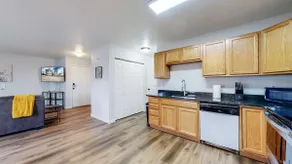 Spacious Two-Bed Updated Near DIA easy Denver Access - Image 2