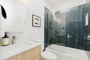 Eco-friendly 2-bedroom Apartment - 80 Walkscore! - Image 5