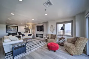 Balcony & Lake View: Modern Condo in Monkey Island - Image 4