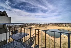 Balcony & Lake View: Modern Condo in Monkey Island - Image 2