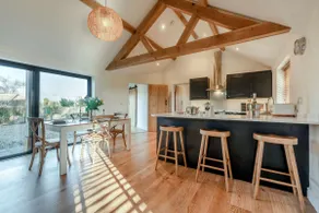 Stylishly presented holiday barn in the Cotswolds - Corner House Barn - Image 3