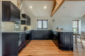 Stylishly presented holiday barn in the Cotswolds - Corner House Barn - Image 2