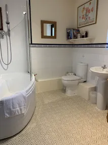 Apartment-Private bathroom with bathtub-Coriander - Image 5