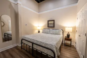 Ground-floor retreat w/ full kitchen - Image 3