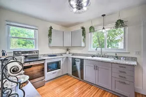 4 Bed with parking-close to restaurants and coffee - Image 5