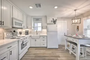 Hodgen Cottage on 650 Acres, Cozy & Scenic - Image 3