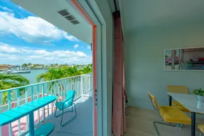 Retro 1950s Bay & Pool View Oasis - Florida Charm - Image 4