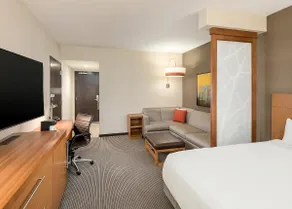 Perfect Downtown Stay for Business or Leisure - Image 4