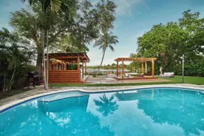 Stunning Lakefront Villa |Deck·Pool·Kayak·PaddleBs - Image 2