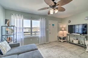 Pet-friendly condo walking distance to The Hangout - Image 4