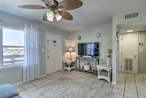 Pet-friendly condo walking distance to The Hangout - Image 5